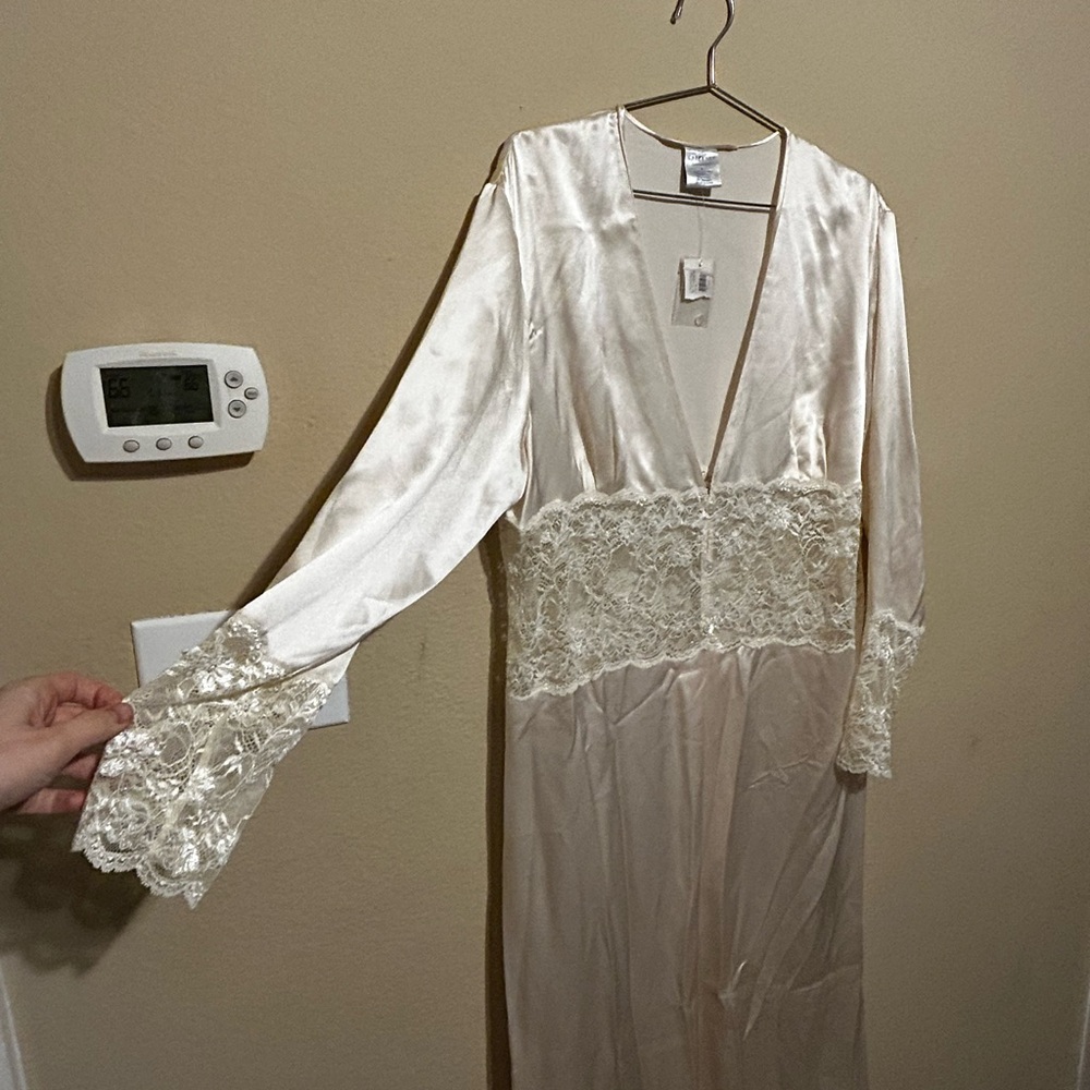100% Silk Robe Cabernet Cream Robe - Picture 5 of 5